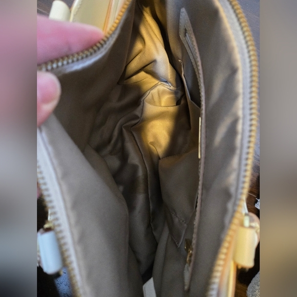 Elegant Cream and Tan Shoulder Bag - Picture 8 of 11